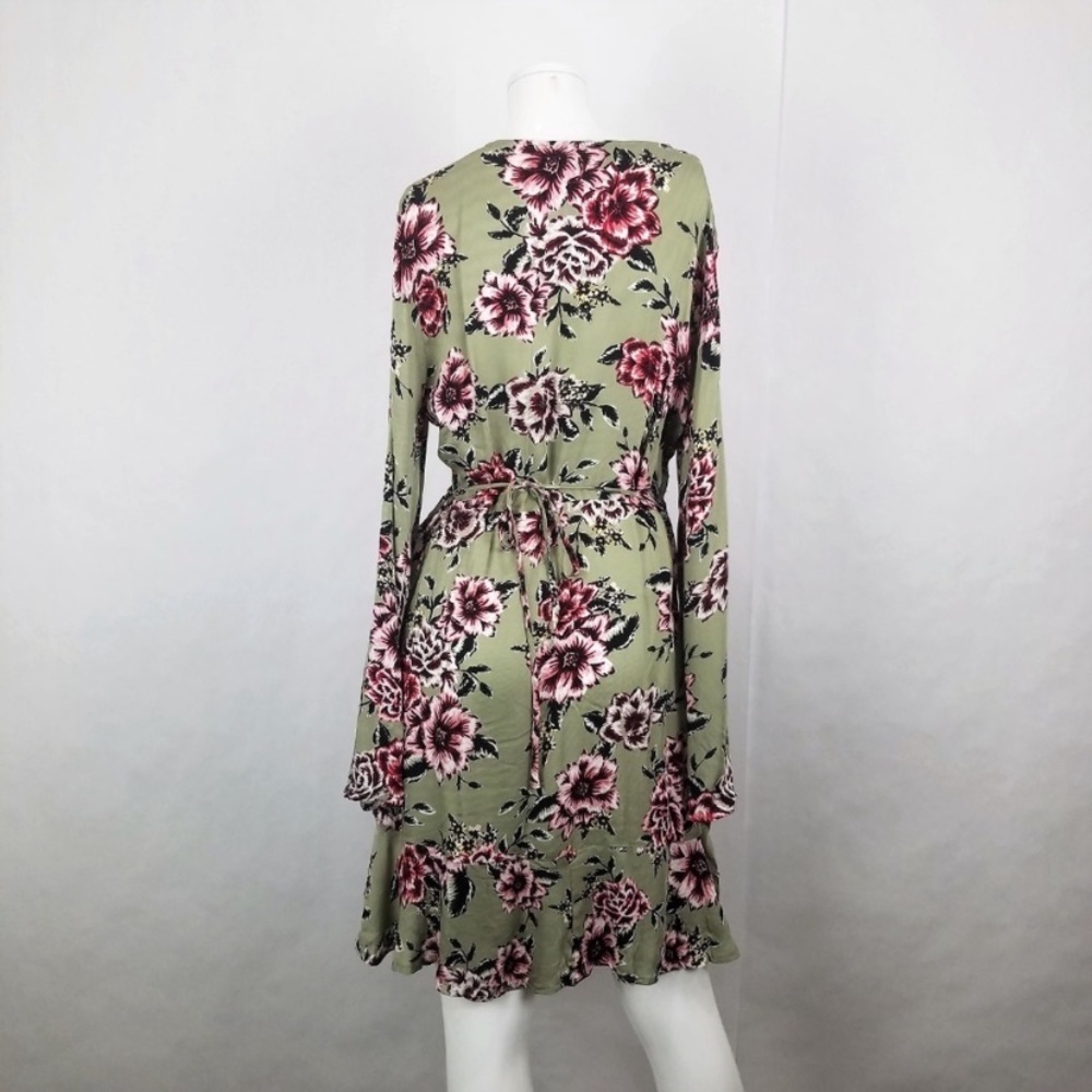 Minkpink Femme Flora Wrap dress in sage green - Picture 4 of 9